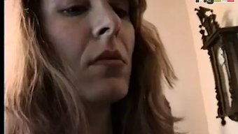 大胸部的熟女在热辣的...