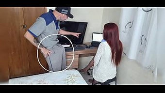 一位家庭妇女欢迎一位...