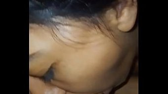 最迷人的年轻女孩热情地口交
