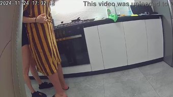 一个妻子在自制视频中...