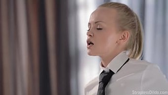 女同性恋用无带假阳具玩耍。