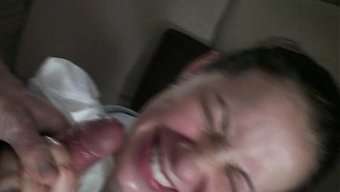 妹子第一次尝试含屌,...