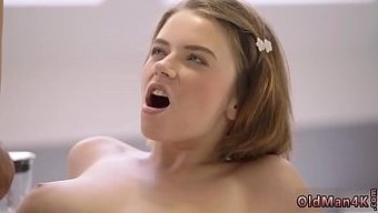 棕色巨乳美女享受硬核...