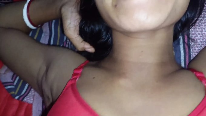18岁的印度少女被她紧绷的阴道充满了快感