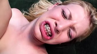 小胸部少女在与帅哥肛...