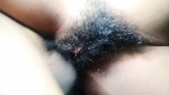 紧身瘦弱的少女从后面...