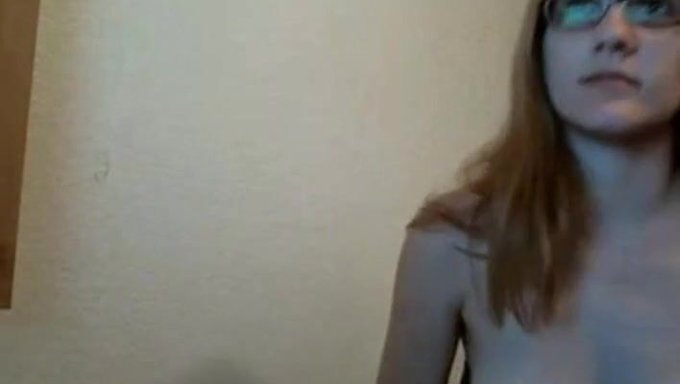 自慰女友在摄像头秀上现场射精