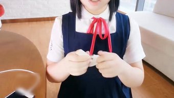 小巧的亚洲女孩沉迷于...