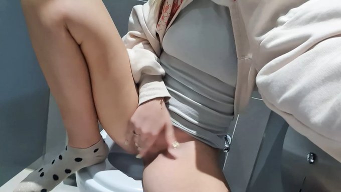 紧身少女在公共洗手间脱衣服