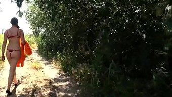 她将在公共场合做爱,...