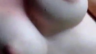美丽的棕发美女想要在...