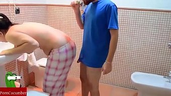 偷窥者拍摄的情侣浴室...