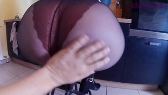 家庭主妇在厨房里玩得...
