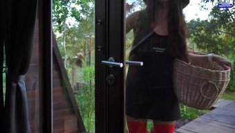 红发美女在她不得不付...