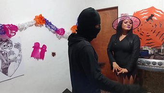 骚货扮妖女,给老板准备药水