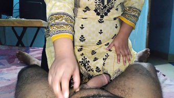 Desi女孩的天然阴...
