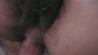 成熟的女人骑着毛茸茸的肛交