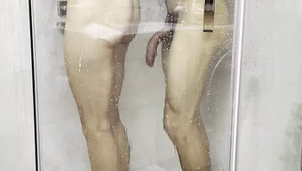 美丽的俄罗斯夫妇在淋...