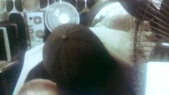 美国美女:紧紧地、用...