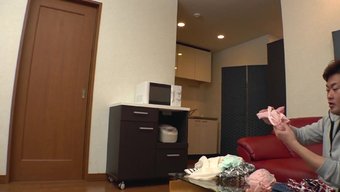 用假阳具插入紧绷的阴...