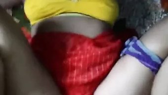 18岁的印度少女在办...