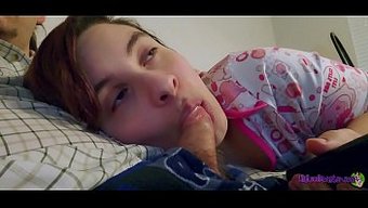 年轻的拉丁美女在看电...