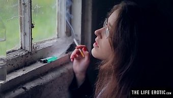 胸部丰满的棕发女郎穿...