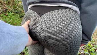 美丽的胖女人的特写屁...