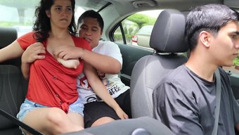 大天然乳房和汽车口交快感