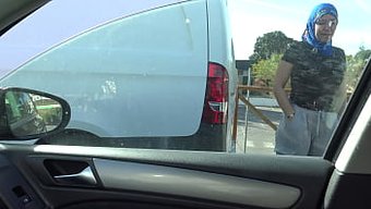 与穆斯林街头妓女和兴...