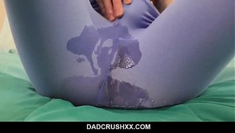 继女让继父帮她达到高潮