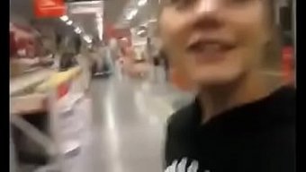 业余少女在公共场合被...