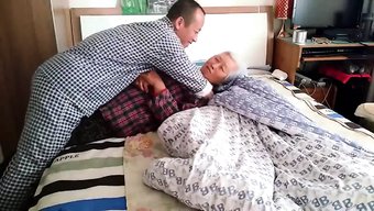 一对年轻而年长的亚洲...