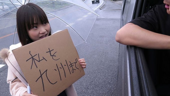 日本少女mikoto Mochida沉迷于与陌生男人的禁忌遭遇,热切地给他口交。