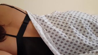拉丁裔少女醒来,从她...