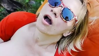 大自然的成熟乳房口交