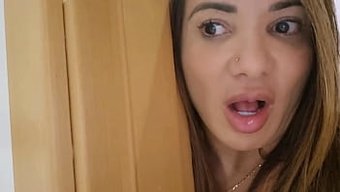 惊艳的家庭主妇在淋浴...