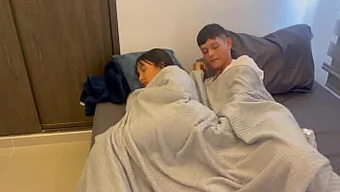 我诱惑地说服我的继母...