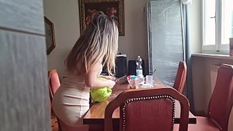 正在打扫房子的骚女仆...