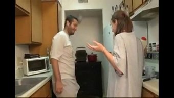 继兄教训给继姐做饭