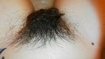 一只超级毛逼在水下被...
