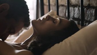 女同性恋接吻和裸体名...
