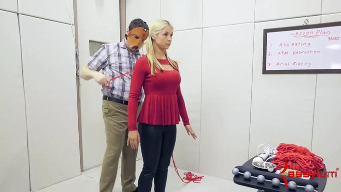 青少年婊子在三人行中的硬核性交