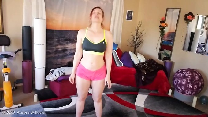 成熟的棕发美女aurora Willows穿着热裤拉伸她的屁股