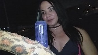 工作一天后与年轻女孩...