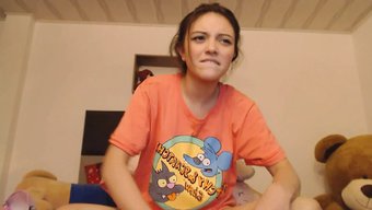 18岁的小胸部女孩享...