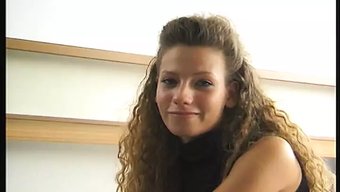 胸部下垂的少女用假阳具自慰