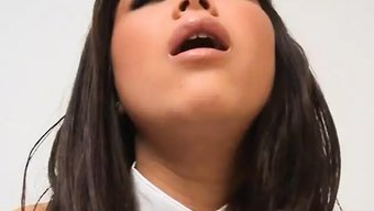 18+棕发美女玩性玩...