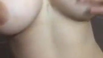 凯莉的阴部感性触摸