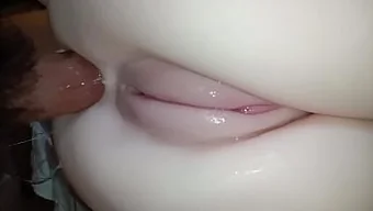 少女紧绷的后门带来强...